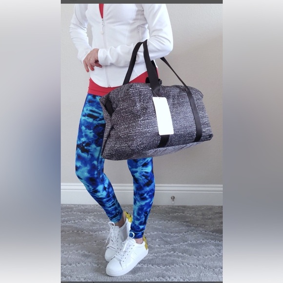 ⭐️NWT⭐️Lululemon Fast Track Athletica Black and Gray Duffel Bag - Picture 6 of 6